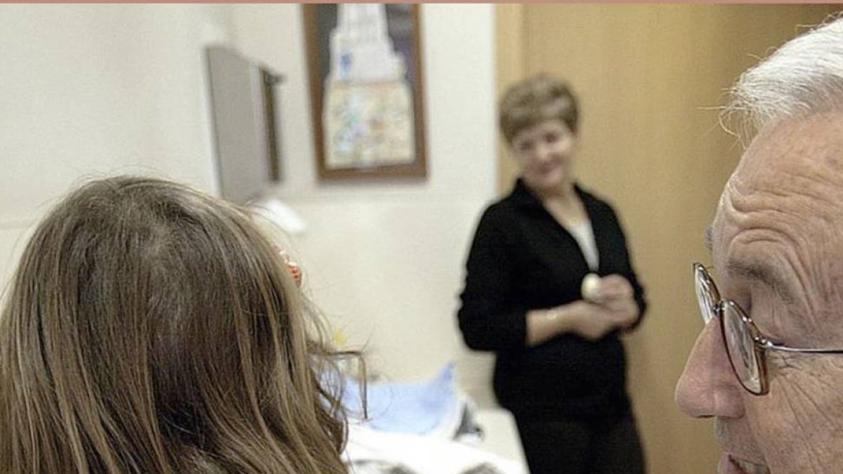 Un médico ausculta a una niña en la consulta en una imagen de archivo.-EL MUNDO