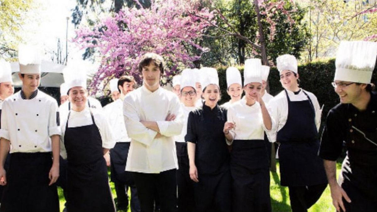Jordi Cruz con su equipo de cocineros.-TWITTER