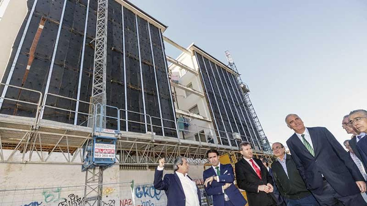 El consejero de Fomento y el director general de Vivienda vistaron, junto al alcalde de Burgos y varios miembros de la Corporación, el ARU de San Cristóbal.-SANTI OTERO