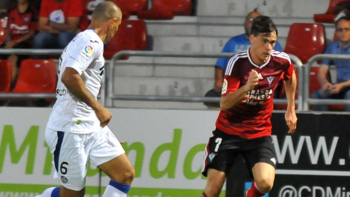 Guarrotxena avanza con el balón.-JOSÉ ESTEBAN EGURROLA