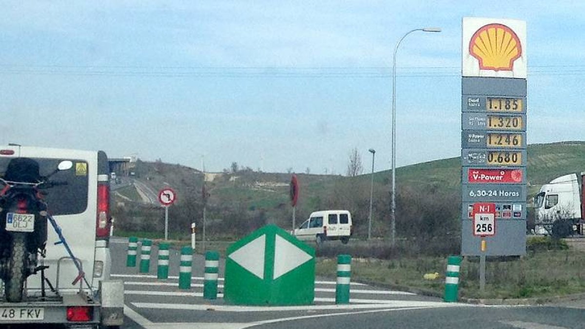 Panel indicativo del precio de los carburantes de una gasolinera.-ISRAEL L. MURILLO