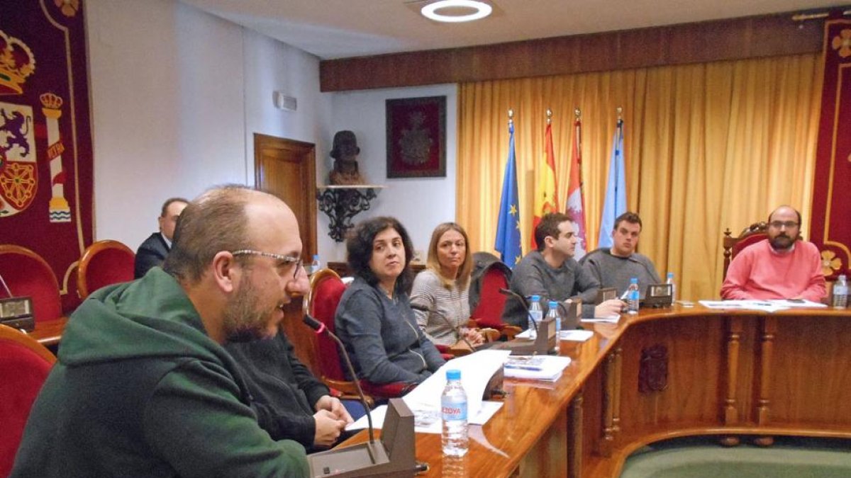 La reunión tuvo lugar ayer en el salón de Plenos del Ayuntamiento.-L. V.