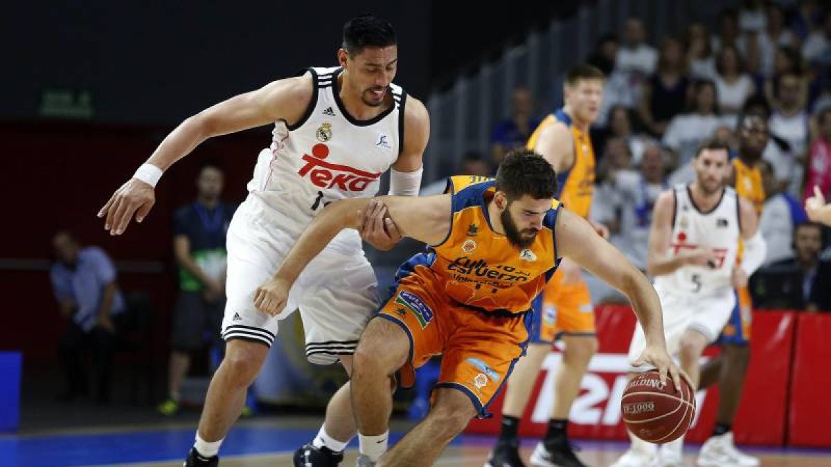 El alero del Real Madrid Gustavo Ayón (i) presiona al pívot del Valencia Basket Bojan Dubljevic (d), durante el partido de playoff de semifinales de la Liga Endesa que han disputado hoy en el Barclaycard Center de Madrid.-Foto: EFE
