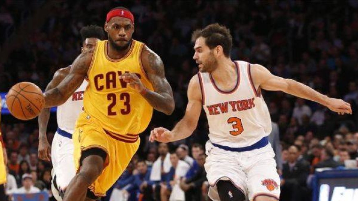 Calderón trata de frenar el avance de Carmelo Anthony.-Foto: AP / KATHY WILLENS