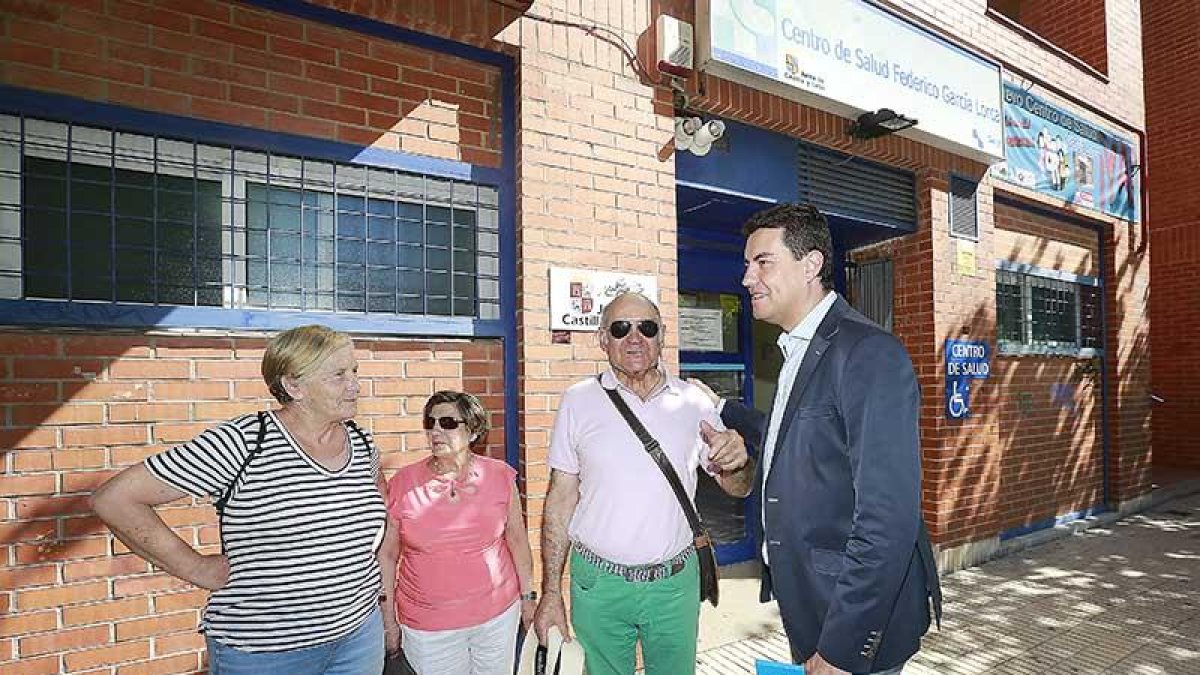 El procurador popular Ángel Ibáñez (derecha) ayer con representantes de los barrios de Capsicol y La Ventilla a las puertas del centro de salud.-RAÚL G. OCHOA