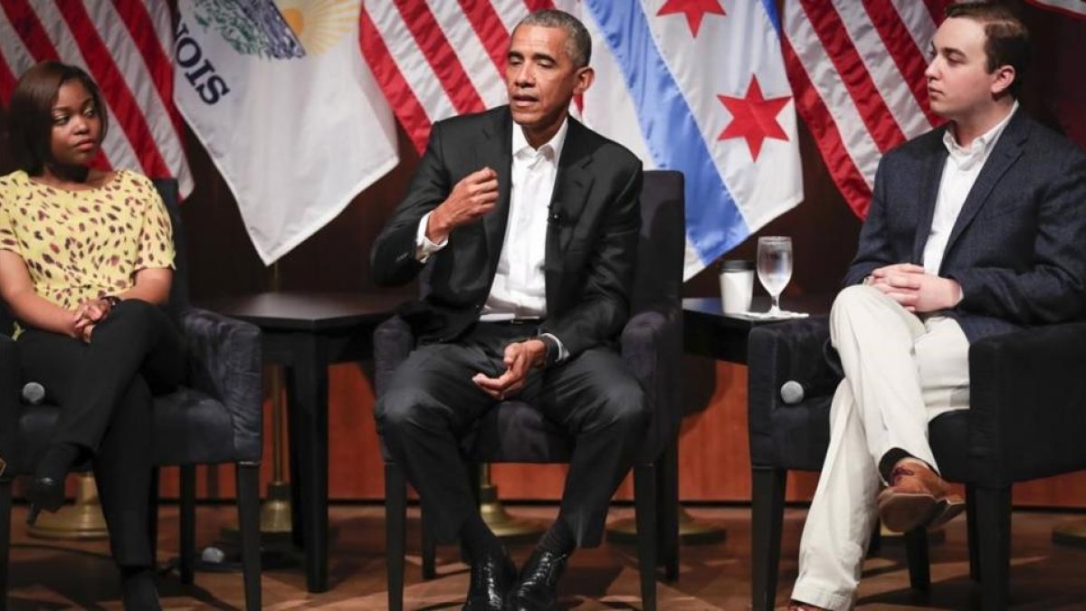 Obama (centro) participa en una charla sobre la organización comunitaria y el compromiso cívico en la Universidad de Chicago (Illinois), el 24 de abril.-TANNEN MAURY