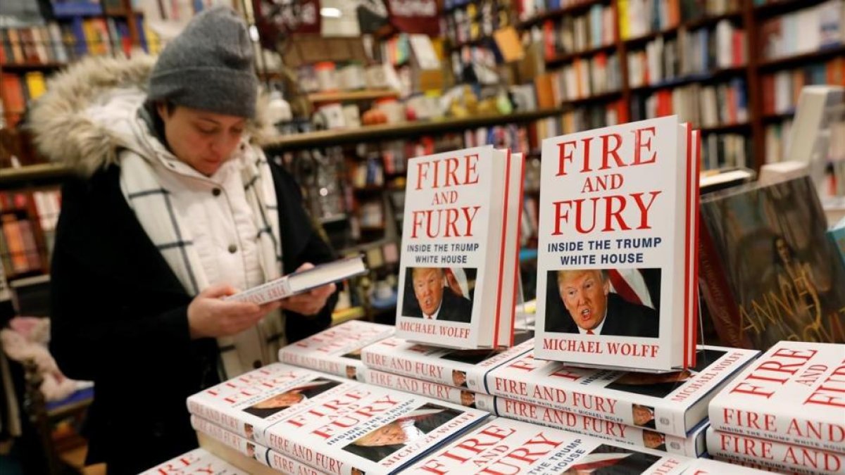 El polémico libro sobre Trump, en una librería de Nueva York.-/ REUTERS / SHANNON STAPLETON