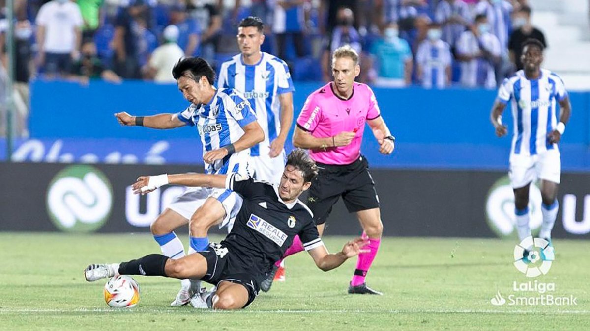 Elgezabal se lanza al suelo para cortar el avance del rival. LALIGA