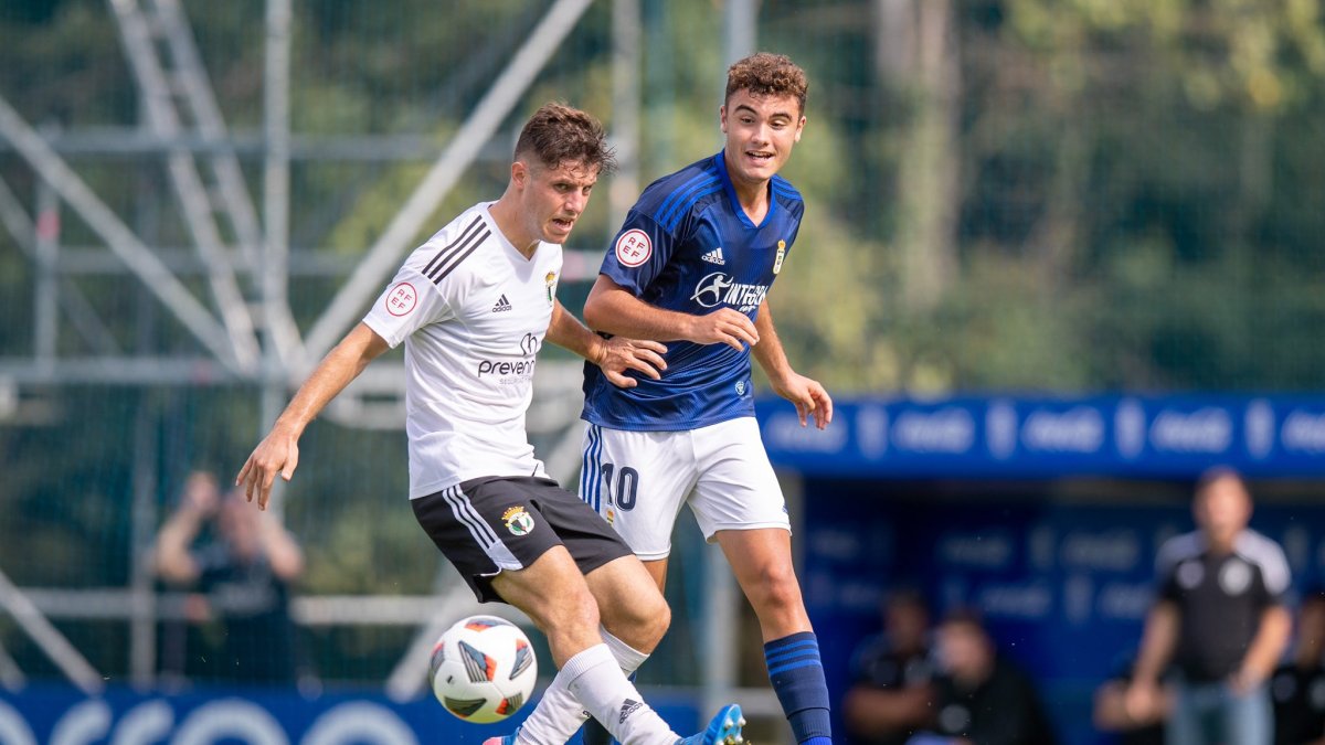 Lance del partido disputado en El Requexón. REAL OVIEDO