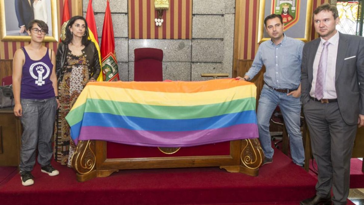 De izquierda a derecha; Antea Izquierdo, Gloria Bañeres, Daniel de la Rosa y Javier Lacalle posan con la bandera multicolor en el Salón de Plenos del Ayuntamiento de Burgos.-ISRAEL L. MURILLO