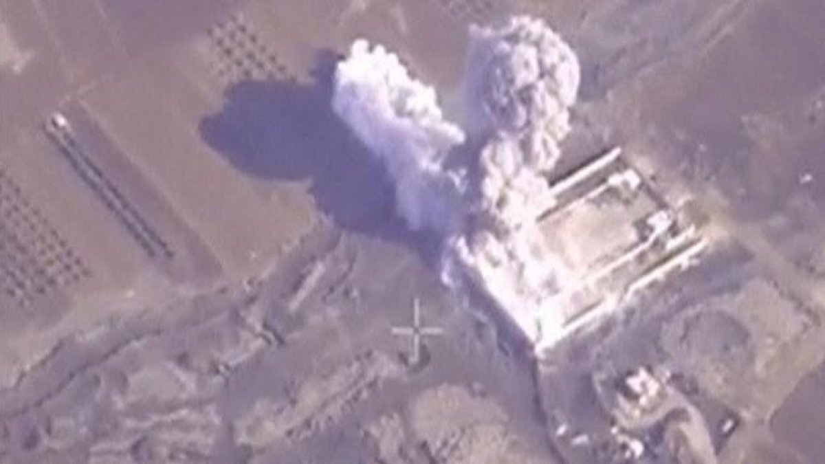Bombardeo ruso de un campo de entrenamiento del Estado Islámico en Siria.-