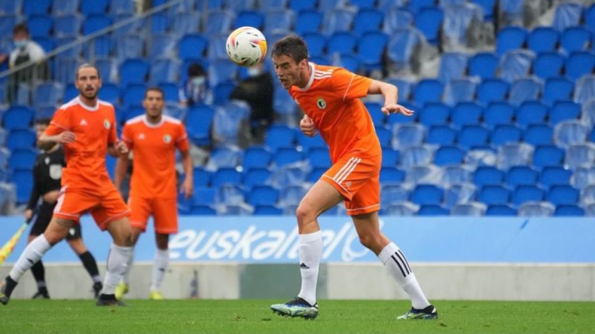 Un cabezazo de Guillermo fue la mejor ocasión del Burgos en la primera mitad. @BURGOS_CF