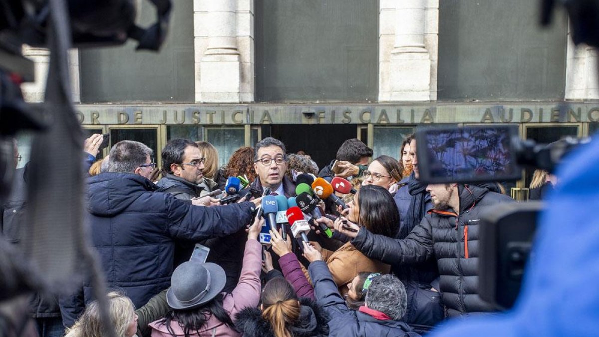 El abogado de Clara Campoamor, Luis Antonio Calvo, declarando ante los medios.-SANTI OTERO