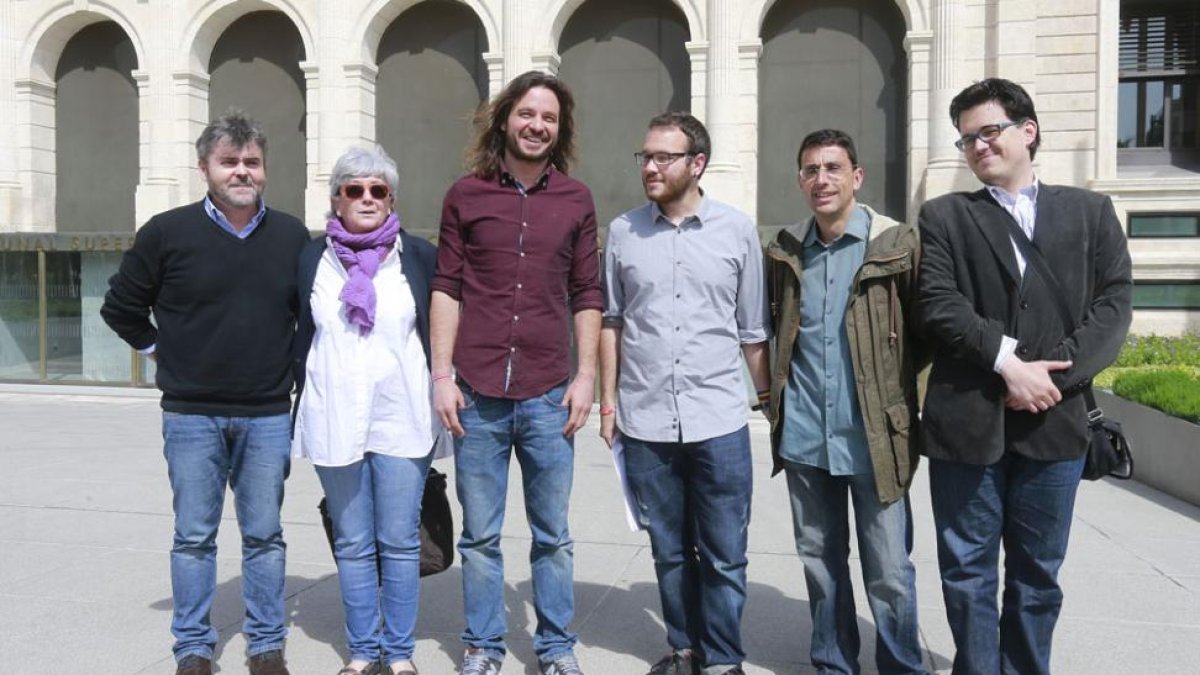 A la izquierda,Ignacio Lacámara y Miguel Vila, tercero por la izquierda, con el resto de candidatos.-RAÚL G. OCHOA