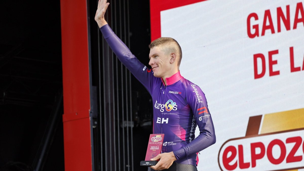 Bol saluda en el podio tras recoger el premio a la combatividad. SPRINT CYCLING AGENCY / FOTO CEDIDA POR EL BURGOS BH