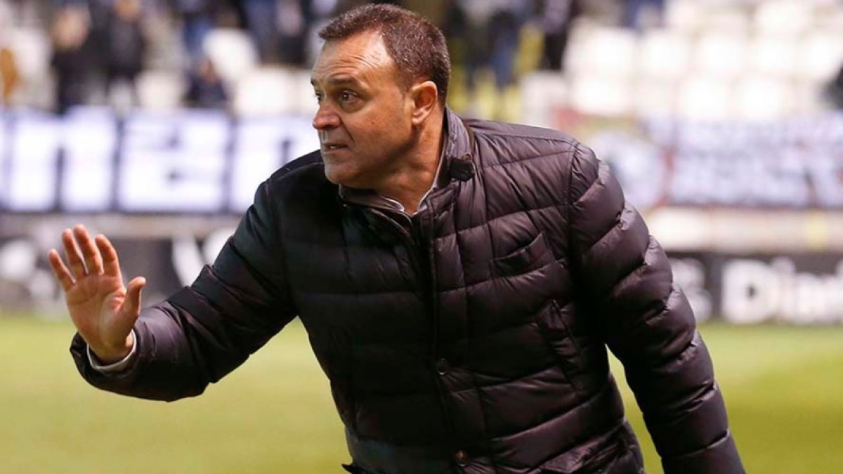Salmerón se dirige a sus hombres durante un partido en El Plantío. SANTI OTERO