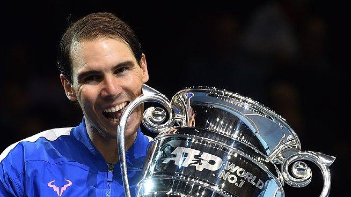 Nadal, con la copa que lo acredita como número uno mundial.-AFP
