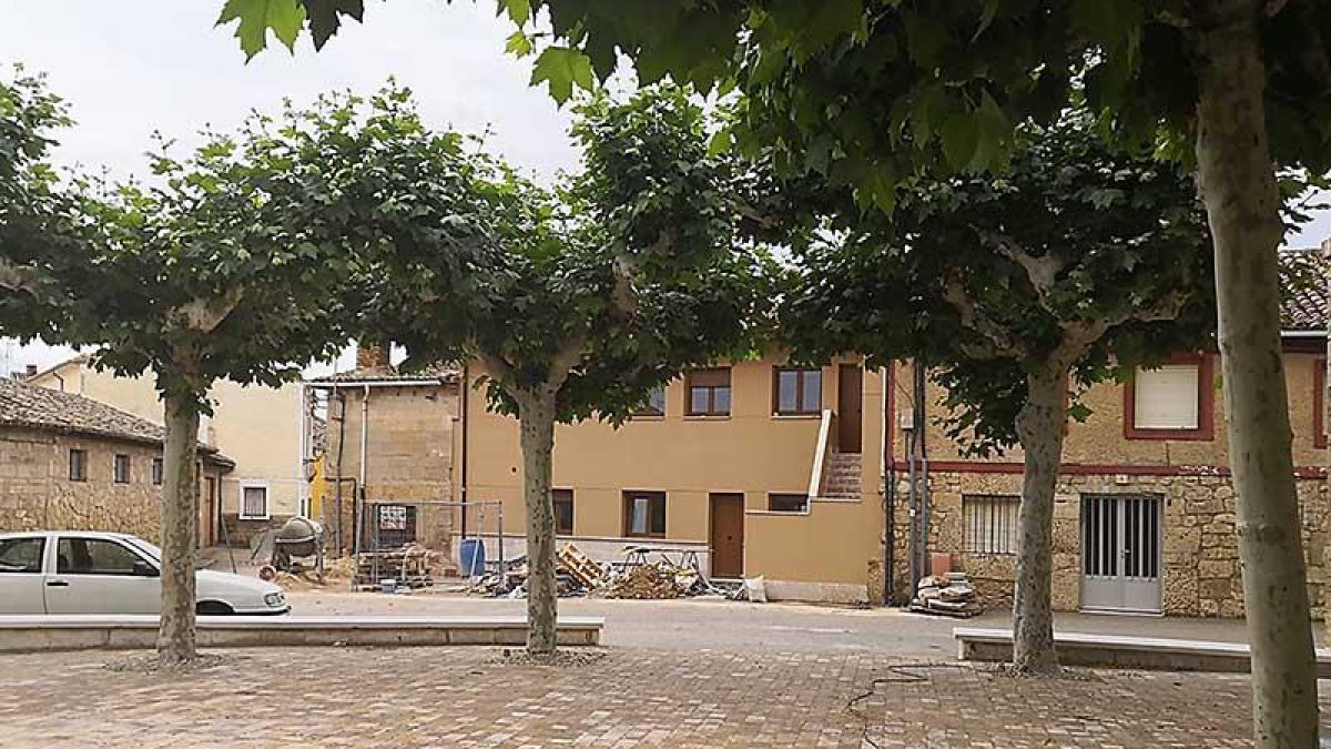 El vecino preguntó al alcalde por el papel de su hermano en la obra de estas casas, lo que en su opinión motivó el suceso.-ECB