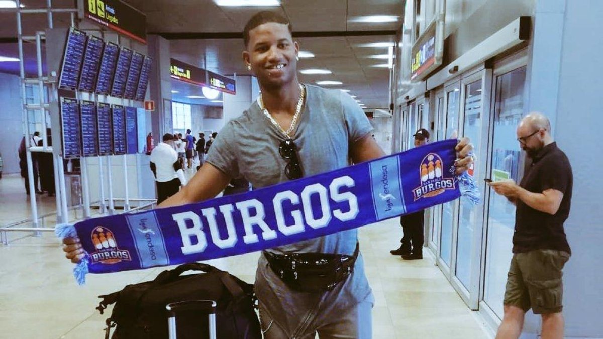 Jasiel Rivero posa con la bufanda del San Pablo nada más aterrizar en Barajas, ayer,-TWITTER / @JASIELRIVERO14