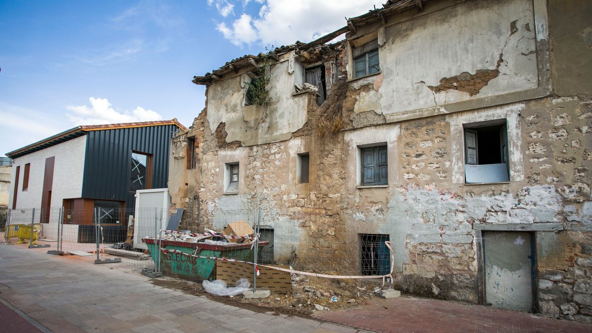 Edificio adquirido por el Ayuntamiento junto al espacio que ya está en rehabilitación. TOMÁS ALONSO