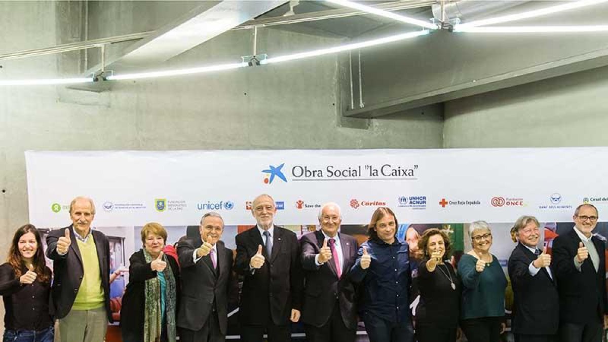 Isidro Fainé, presidente de la Fundación «la Caixa», con las asociaciones.-