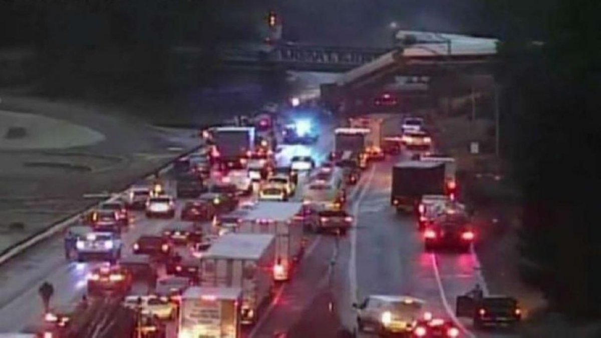 Imagen del convoy accidentado sobre la a utopista de Dupont.-EL PERIÓDICO