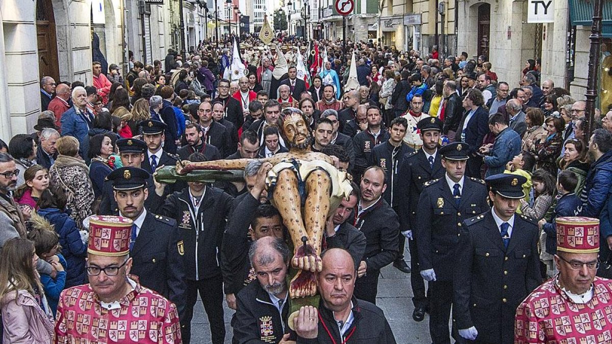La imagen, con el brazo izquierdo roto, durante la procesión.-ISRAEL L. MURILLO