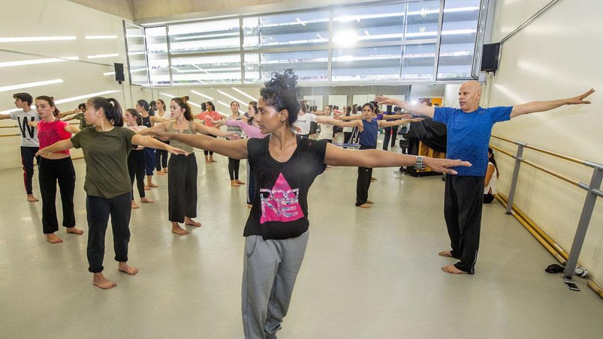 Los alumnos de la Escuela de Danza se acercaron a la cultura india con Attakkalari Dance Company.-Israel L. Murillo