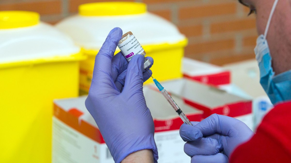 Imagen de la preparación de una dosis. TOMÁS ALONSO