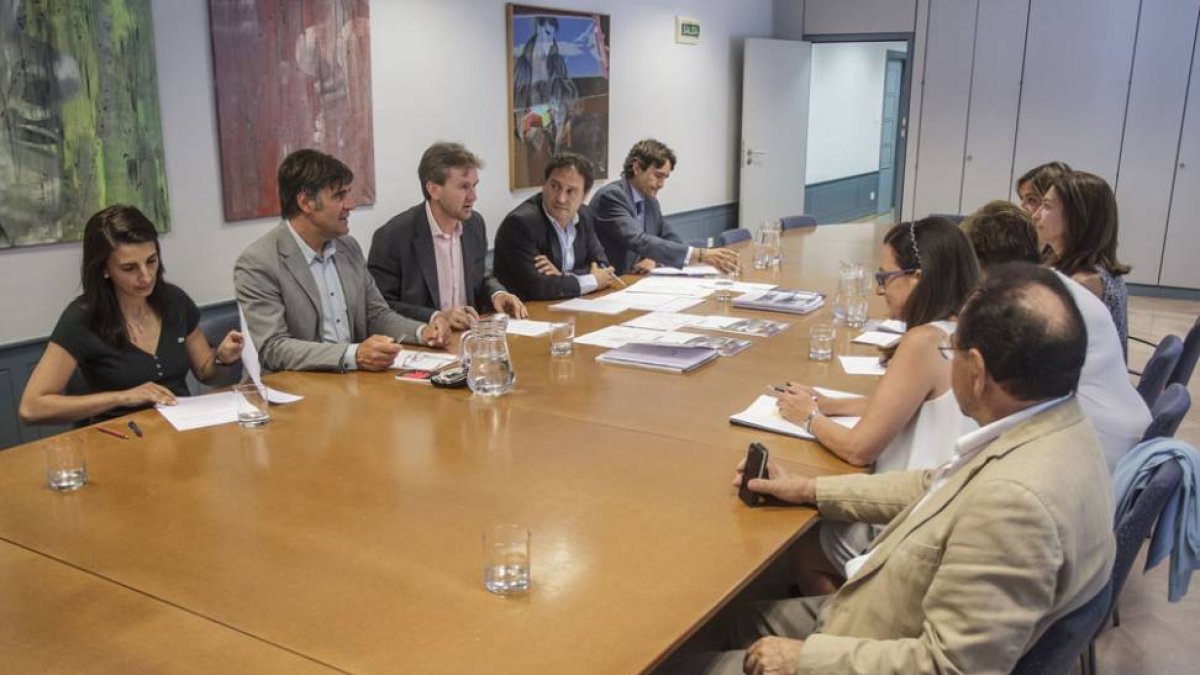 Imagen de la reunión en la que participaron responsables del PP en el Ayuntamiento y Diputación, Ciudadanos y entidades colaboradoras.-SANTI OTERO