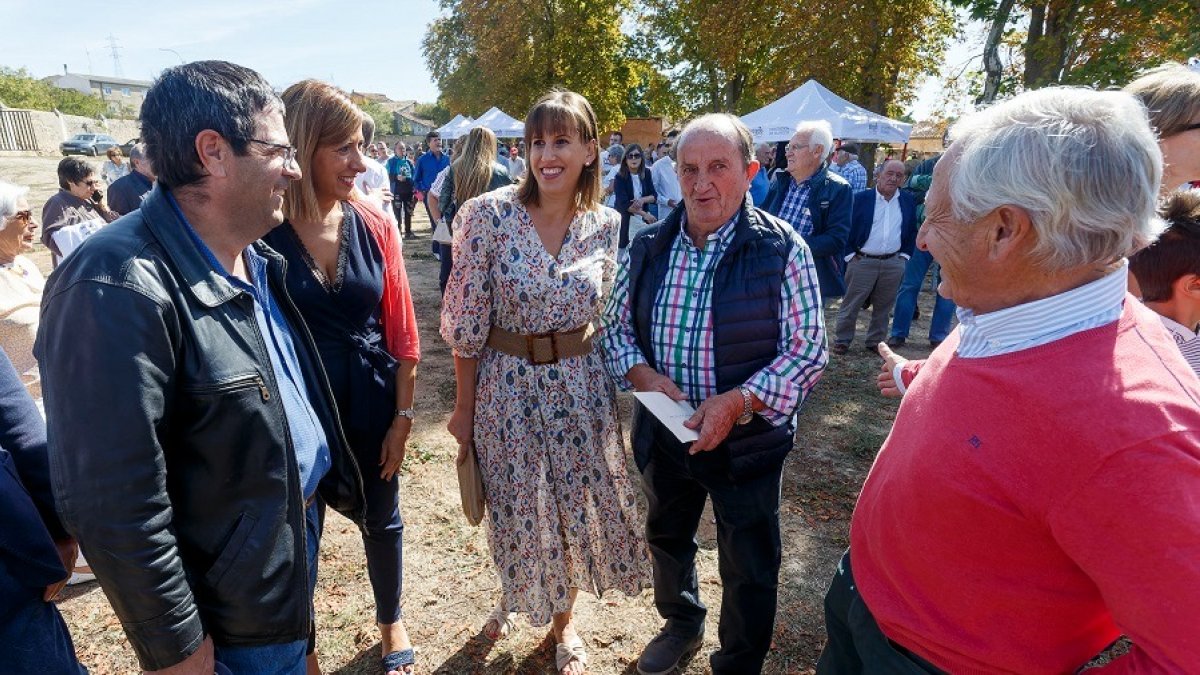 La alcaldesa de Tardajos y nueva portavoz de Cs en la Diputación, Laura Puente (centro), en el Día de Exaltación de la Patata. SANTI OTERO