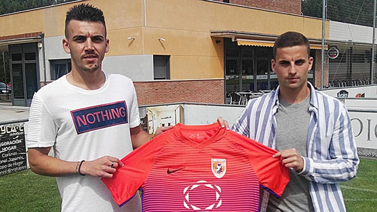 David Pascual y Asier Barahona posan con la camiseta del Promesas.-