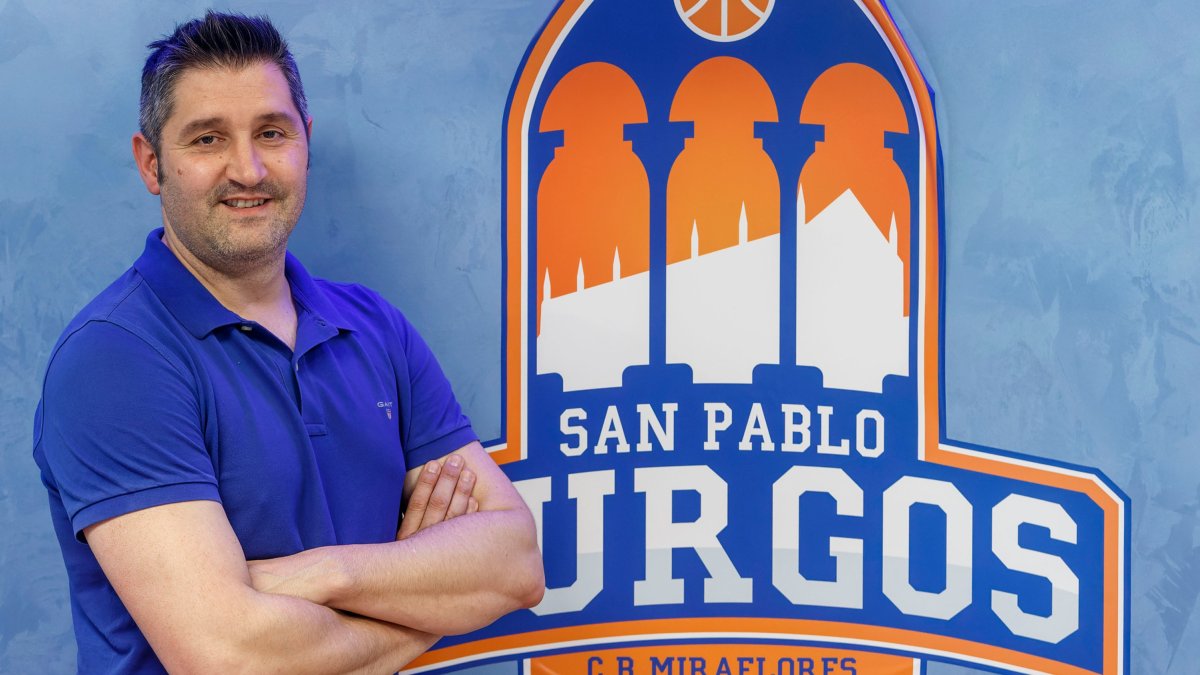 Albano Martínez posa en la sede del club. SANTI OTERO