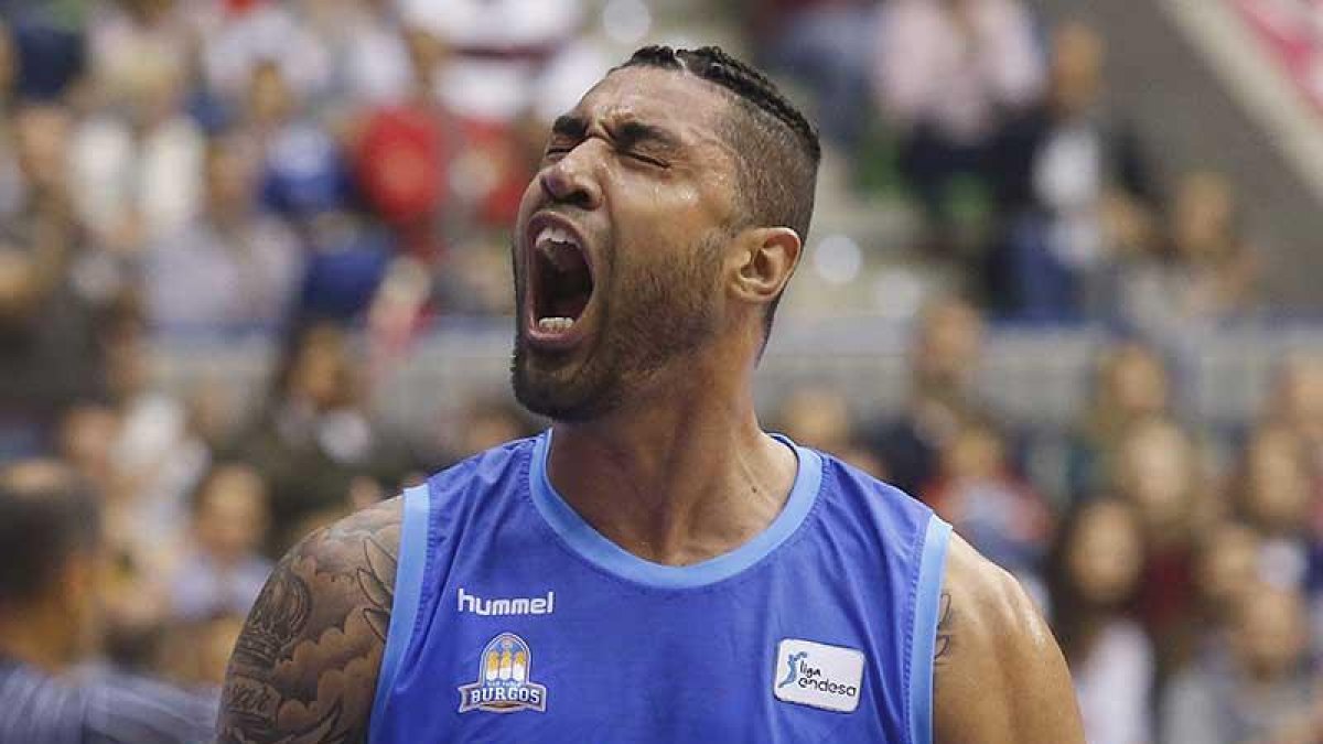 Augusto Lima celebra una canasta con el San Pablo Burgos.-SANTI OTERO