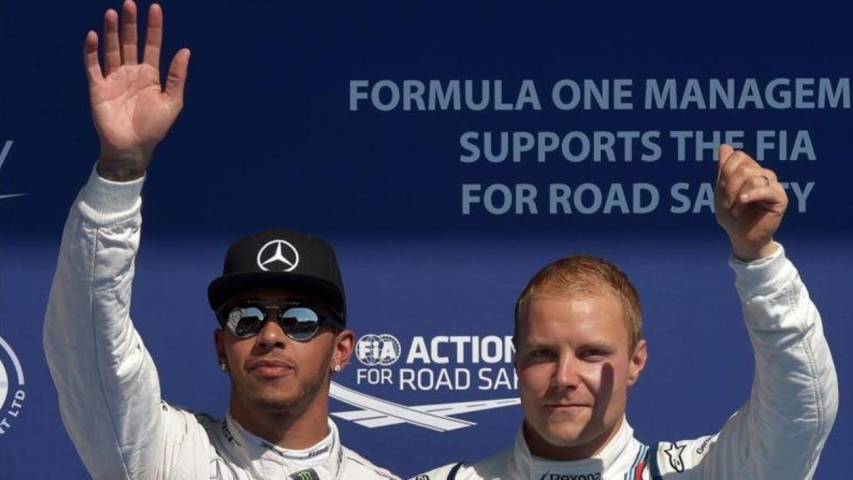 Valtteri Bottas, junto a Lewis Hamilton, en el Gran Premio de Bélgica del 2015.-ANDREJ ISAKOVIC
