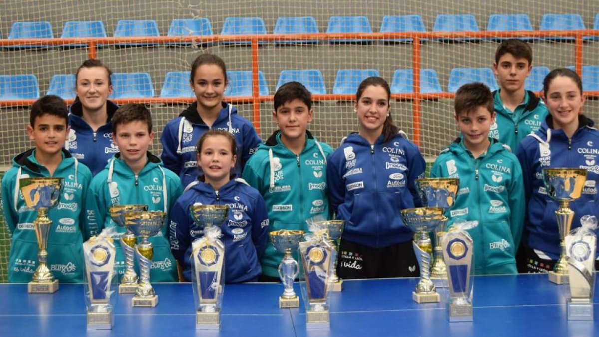 Los medallistas burgaleses posan con los trofeos conseguidos-ECB
