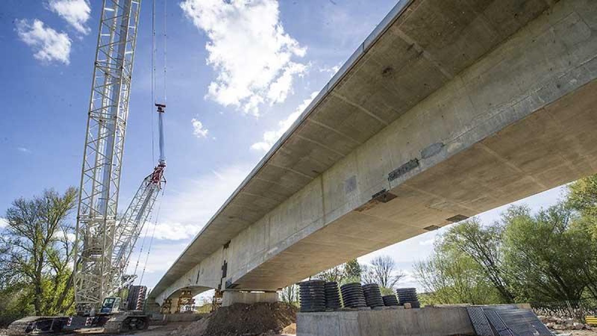 Estado que presentaba ayer el viaducto de Frandovínez del AVE en la provincia de Burgos cuyas obras de demolición comenzarán hoy.-ISRAEL L. MURILLO