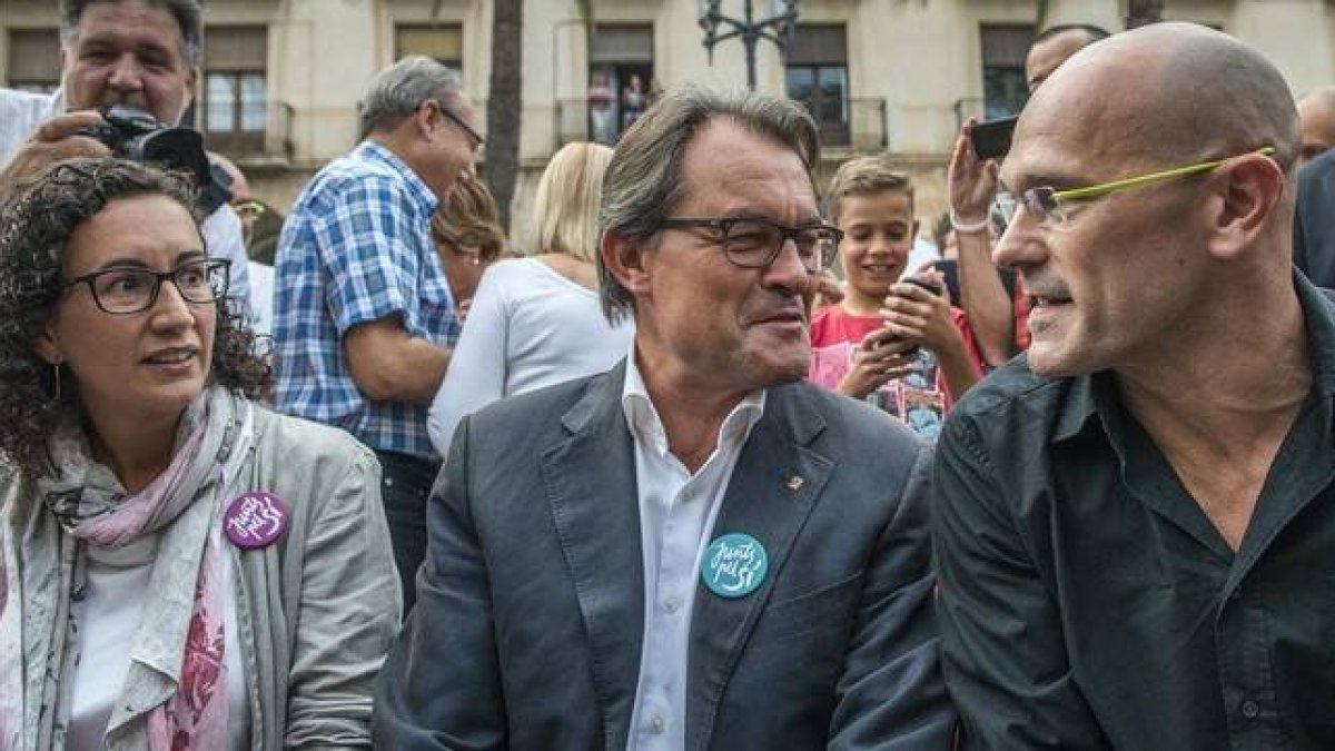 En el centro de la imagen, el candidato a la Generalitat, Artur Mas.-