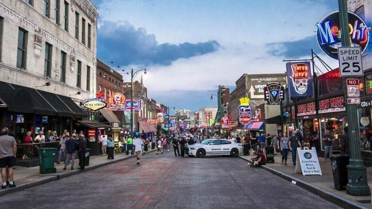 La calle Beale, en Memphis, una de las cunas del blues.-MIQUEL JURADO