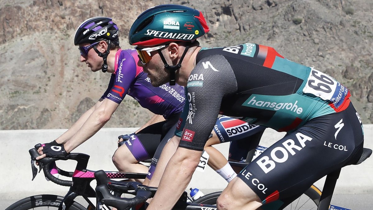 Victor Langellotti (al fondo) junto a Matthew Walls del Bora-Hansgrohe. IVÁN BENEDETTO