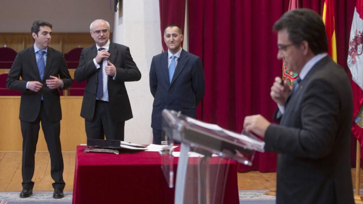 Delgado, Salazar y Bello escuchan la intervención del rector, Alfonso Murillo.-RAÚL G. OCHOA