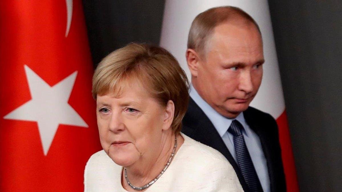 Angela Merkel y Vladimir Putin, en un encuentro en octubre del 2018.-MURAD SEZER (REUTERS)