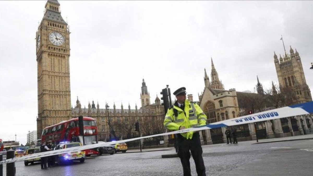 Un policía corta el acceso al Parlamento.-REUTERS / STEFAN WERMUTH
