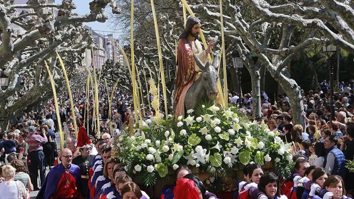 Cientos de cofrades y fieles acompañaron la entrada de la imagen en la Catedral.-RAÚL G. OCHOA