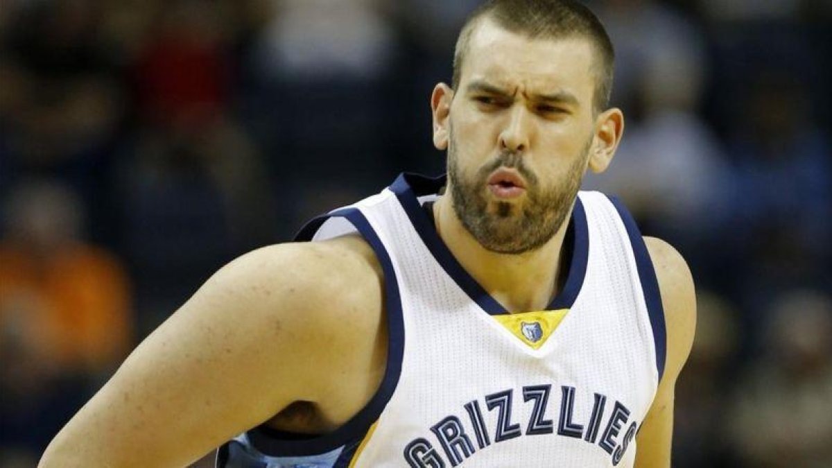 Marc Gasol se las tuvo con Russell Westbrook este jueves durante un partido de pretemporada.-EFE / MIKE BROWN