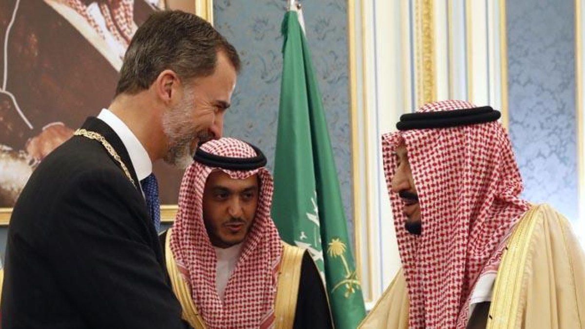 El rey Felipe VI es recibido por el monarca saudí Salman bin Abdelaziz, en Riad (Arabia Saudí).-AGENCIAS