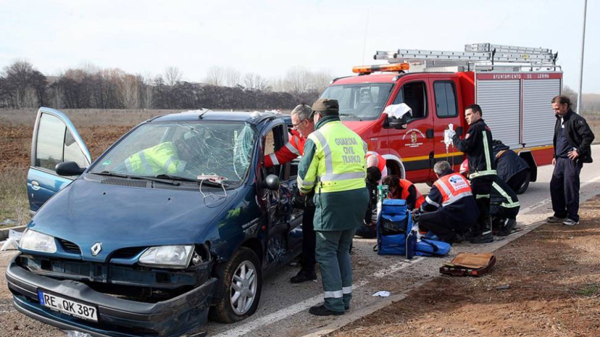 Efectivos sanitarios, Bomberos y Guardia Civil acudieron al lugar del siniestro.-MIGUEL ÁNGEL