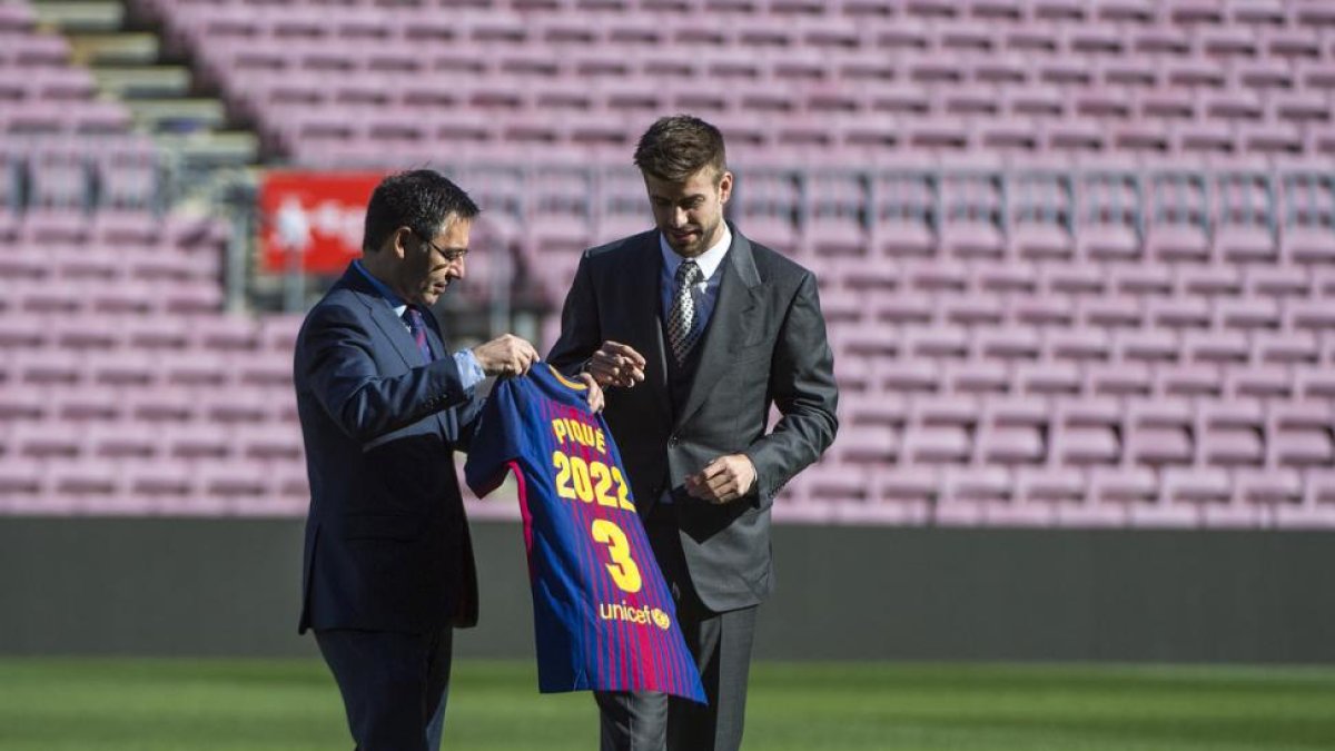 Piqué con el presidente azulgrana Josep Maria Bartomeu.-JORDI COTRINA