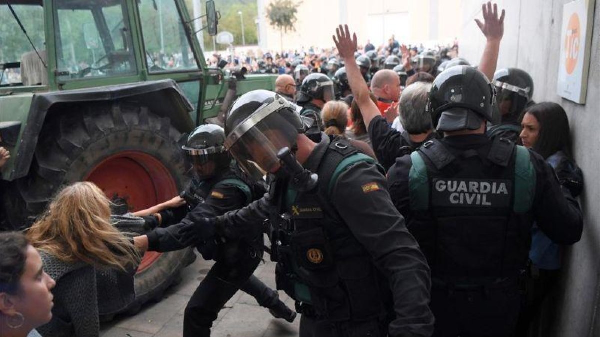 Actuación de la Guardia Civil durante el 1-O.-LLUÍS GENÉ (AFP)