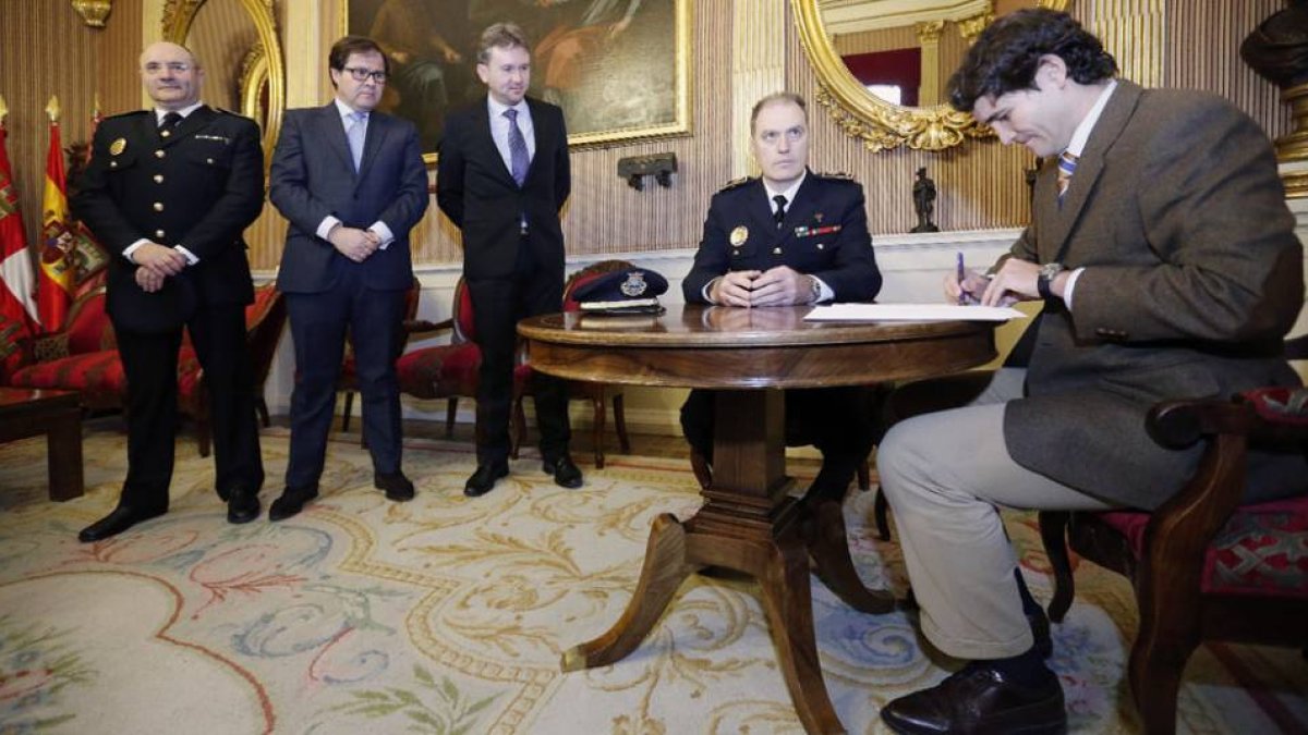El nuevo Mayor de la Policía Local, Félix Ángel García (en el centro de la imagen), estuvo acompañado por las autoridades políticas y policiales.-RAÚL G. OCHOA